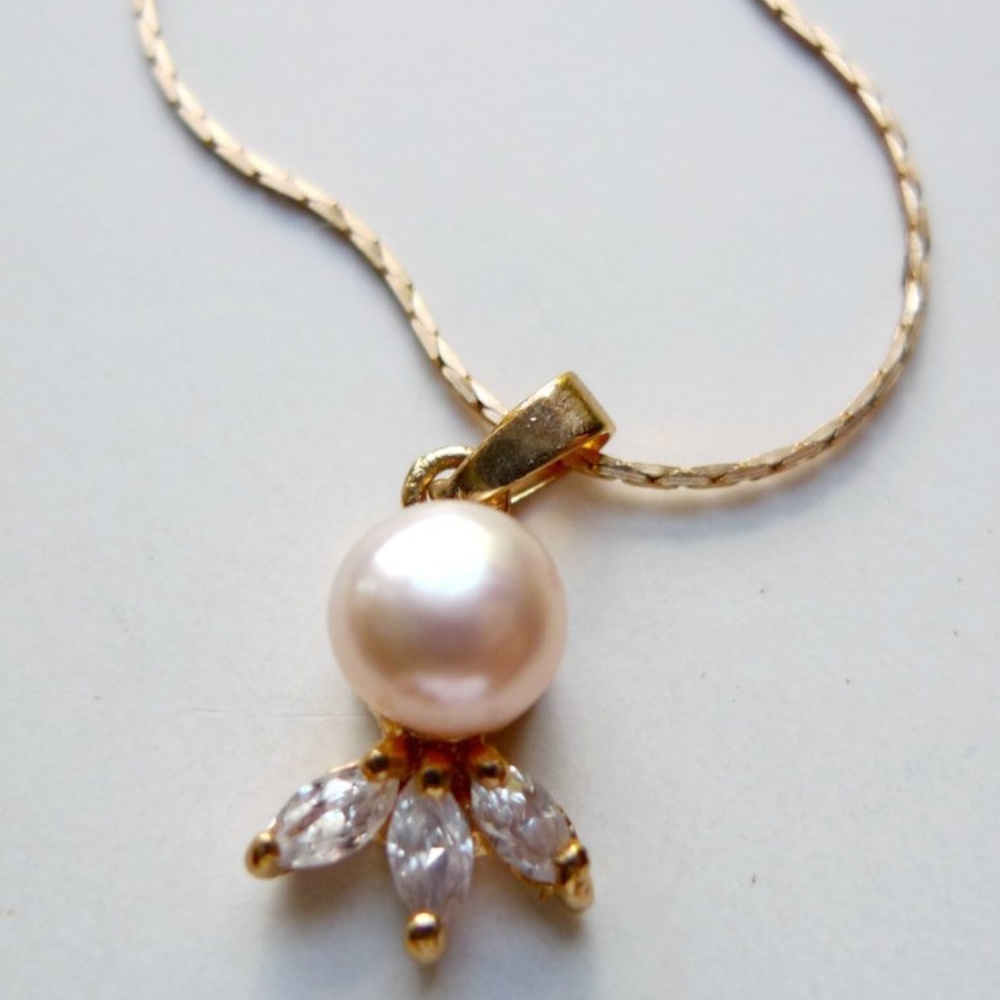 Miguela white pearl pendant and chain